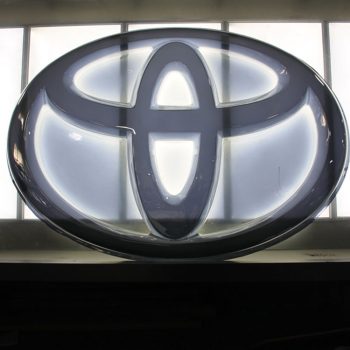 Vide formant le panneau de signe de logo de voiture d'affichage publicitaire lumineux de signalisation des véhicules à moteur acrylique de Toyota