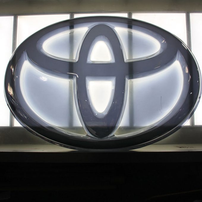 Tablero de la muestra del logotipo del coche de la exhibición de la publicidad iluminada de la señalización automotriz de Toyota del acrílico de la formación al vacío