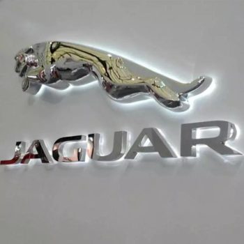 Logo de voiture de publicité acrylique de revêtement sous vide de signalisation des véhicules à moteur de jaguar de contre-jour avec des noms
